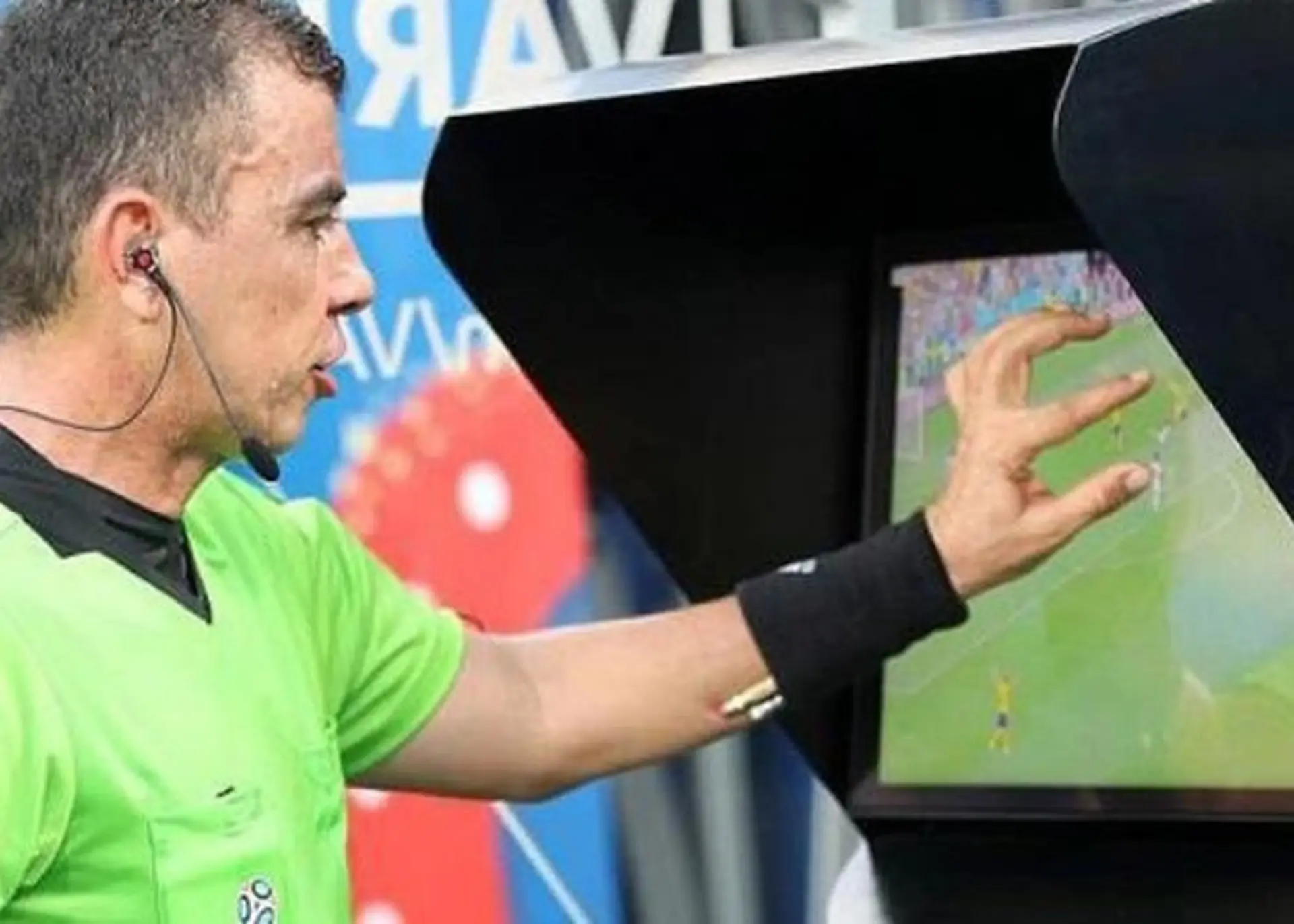 VAR là gì? Công nghệ VAR được áp dụng vào bóng đá khi nào?